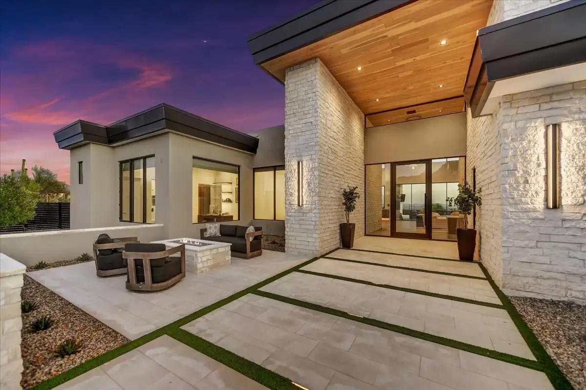 Front patio overlooking the courtyard