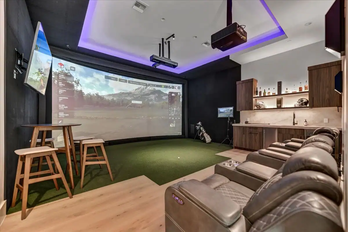 Indoor golf simulator