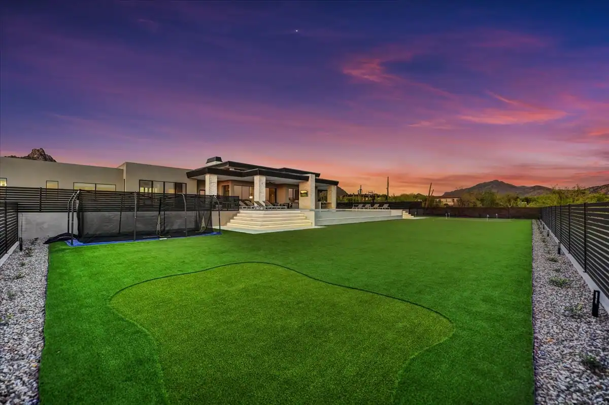 Golf chipping platform